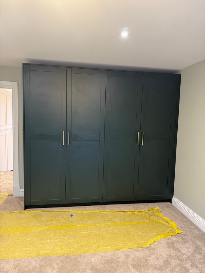 The same dark green run once the carpet was down
